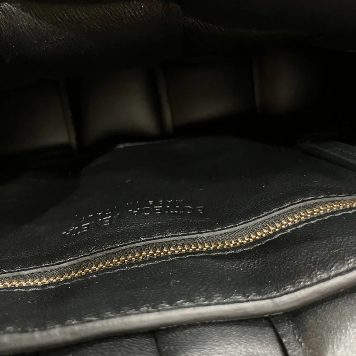 マキシイントレチャート パデッドカセット レザー ショルダーバッグ - Image 6