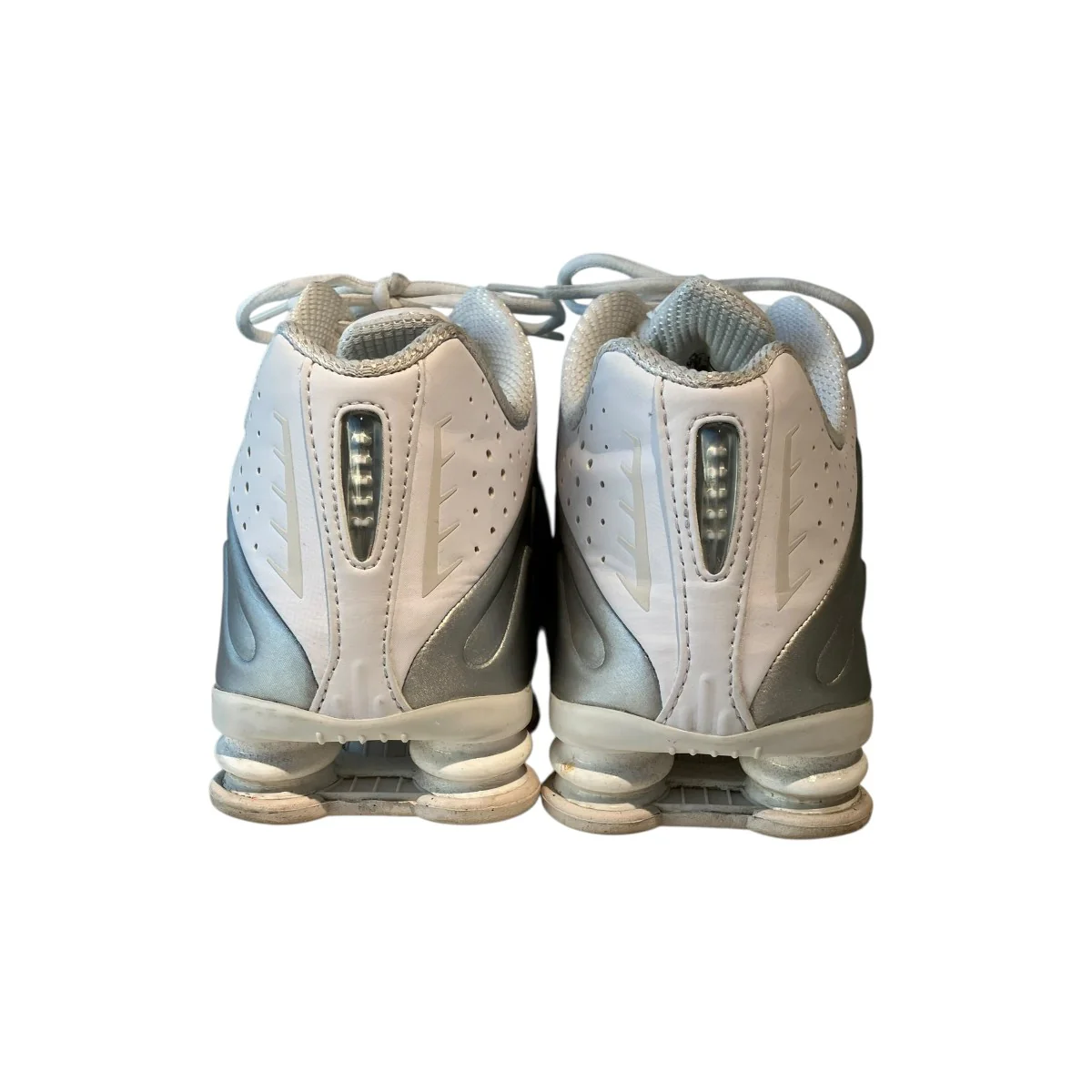 SHOX R4 WHITE／METALLIC SILVER-WHITEローカットスニーカーHQ1988-101 - Image 4